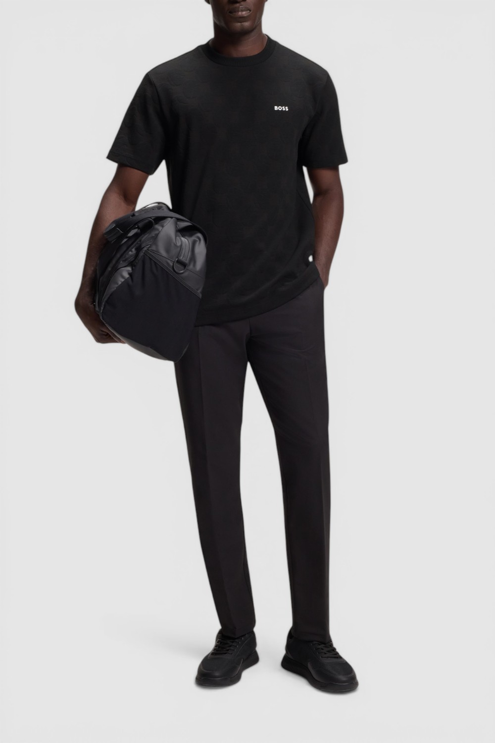 תמונת כל הלוק של חולצת טי בגזרה משוחררת